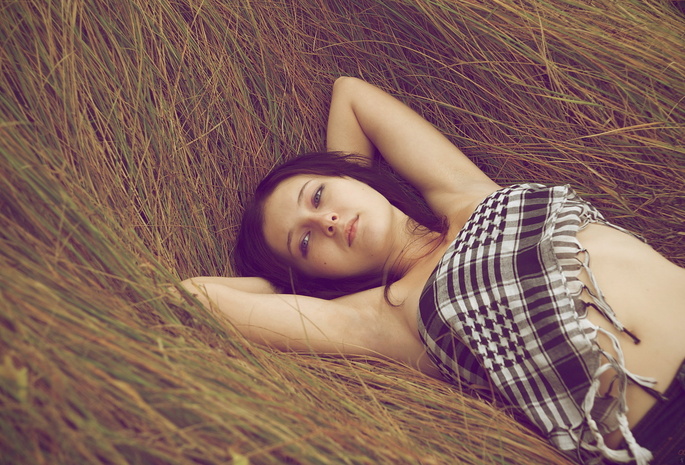 арафатка, трава, задумчивость, сено, отдых, Девушка