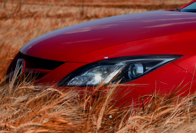 красная, Mazda 6, фары, колосья