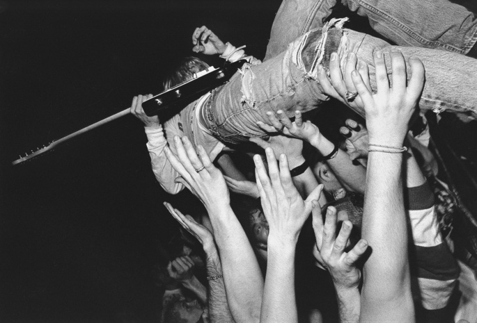 руки, гитара, слэм, толпа, Kurt cobain, музыкант
