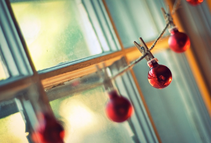 шарики, свет, солнце, новый год, веревка, Праздник, окно