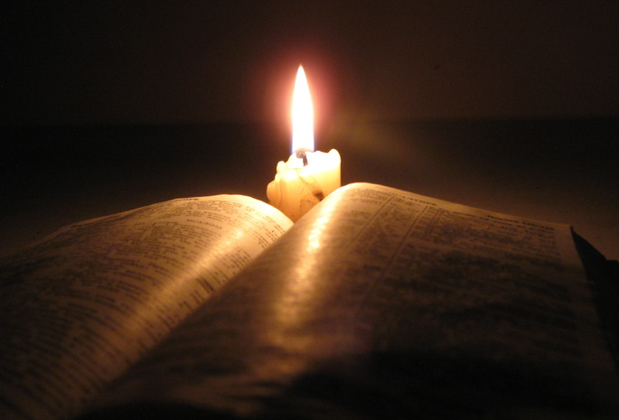 темно, книга, Библия, свеча