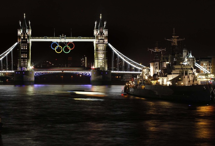 олимпийские кольца, Тауэрский мост, река, ночь, темза