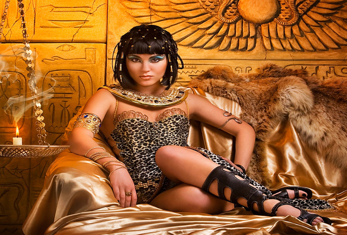 брюнетка, клеопатра, сидит, диван, Древний Египет, ножки, царица