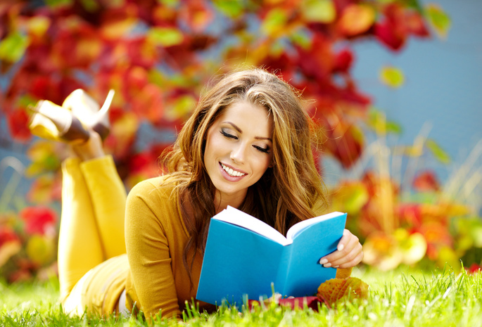 осень, трава, книга, шатенка, Девушка, читает, улыбка