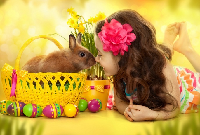 девочка, кролик, зверек, корзина, плетеная, цветы, смех, радость, позитив