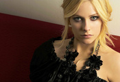 певица, черное платье, Avril lavigne