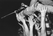 руки, гитара, слэм, толпа, Kurt cobain, музыкант