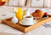 кофе, завтрак, постель, апельсиновый сок, рогалик, Еда