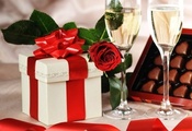бокалы, конфеты, Праздник, роза, подарок, шампанское