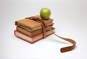 Книги, яблоко, ремень, знания, минимализм
