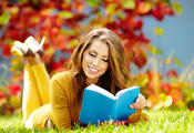 осень, трава, книга, шатенка, Девушка, читает, улыбка