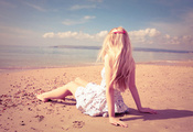 блондинка, пляж, песок, белое платье, лето, пастельные краски
