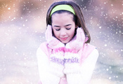 девочка, рукавички, полосы, зима, снежинки, милая, улыбка, брюнетка