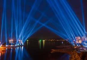 залив, город, инфраструктура, освещение, лазер, лучи, голубые, ночь