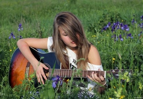 трава, гитара, девушка