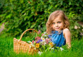 Девочка, взгляд, дети, ребёнок, блондинка, фон, корзинка, цветы, букет, обои, wallpapers, трава, село, деревня, отдых, лето