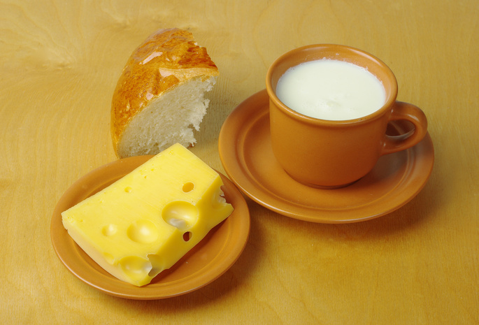чашки, молоко, сыр, блюдца, Стол