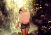 девушка, водопад, струйки воды, розовая кофточка, солнечные блики, радость